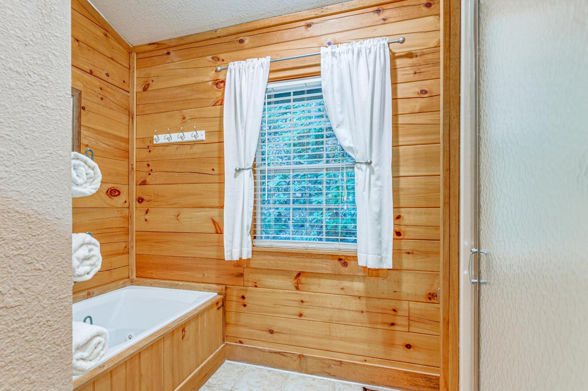 Serene Maggie Valley Retreat With Deck And Hot Tub! Экстерьер фото