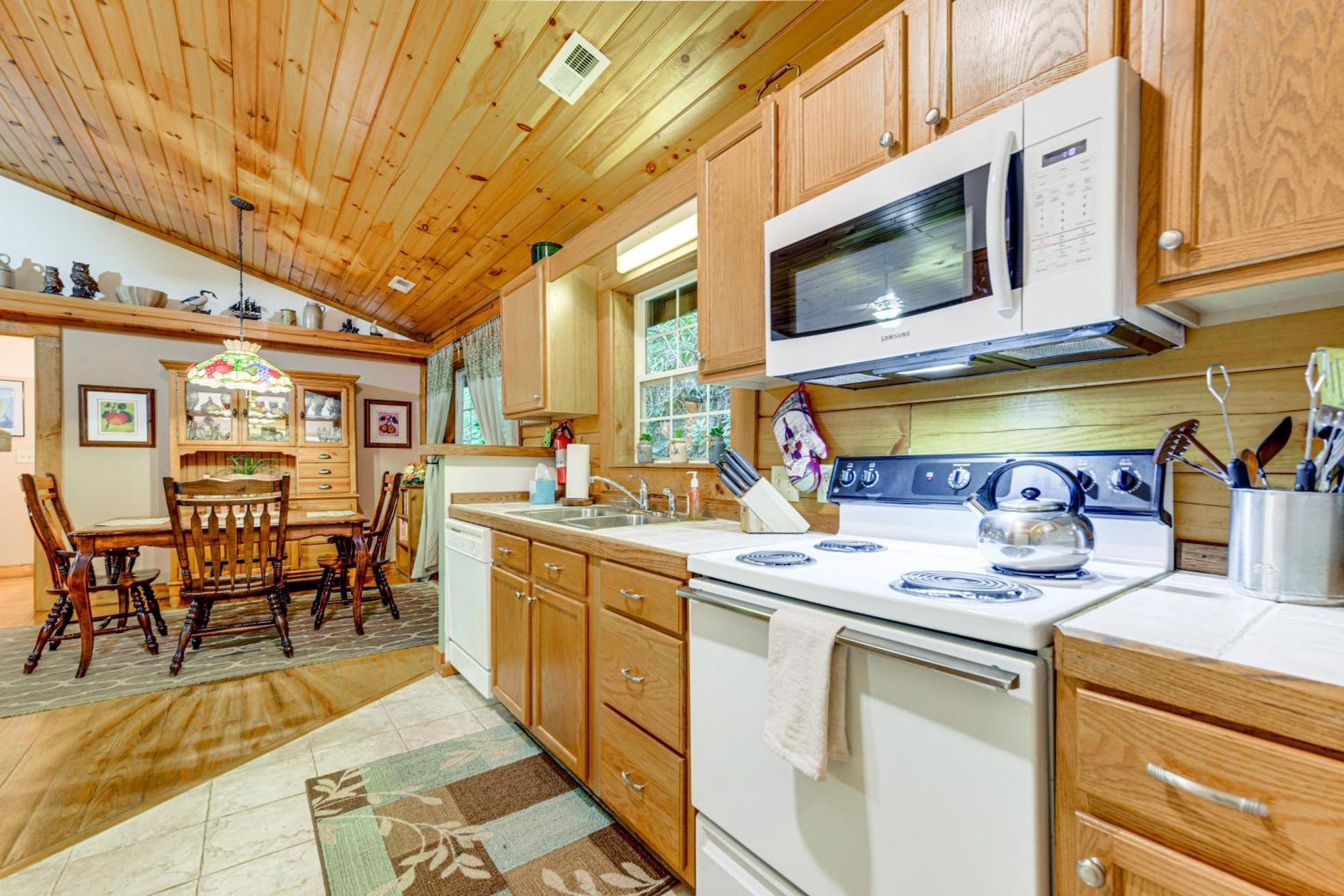Serene Maggie Valley Retreat With Deck And Hot Tub! Экстерьер фото