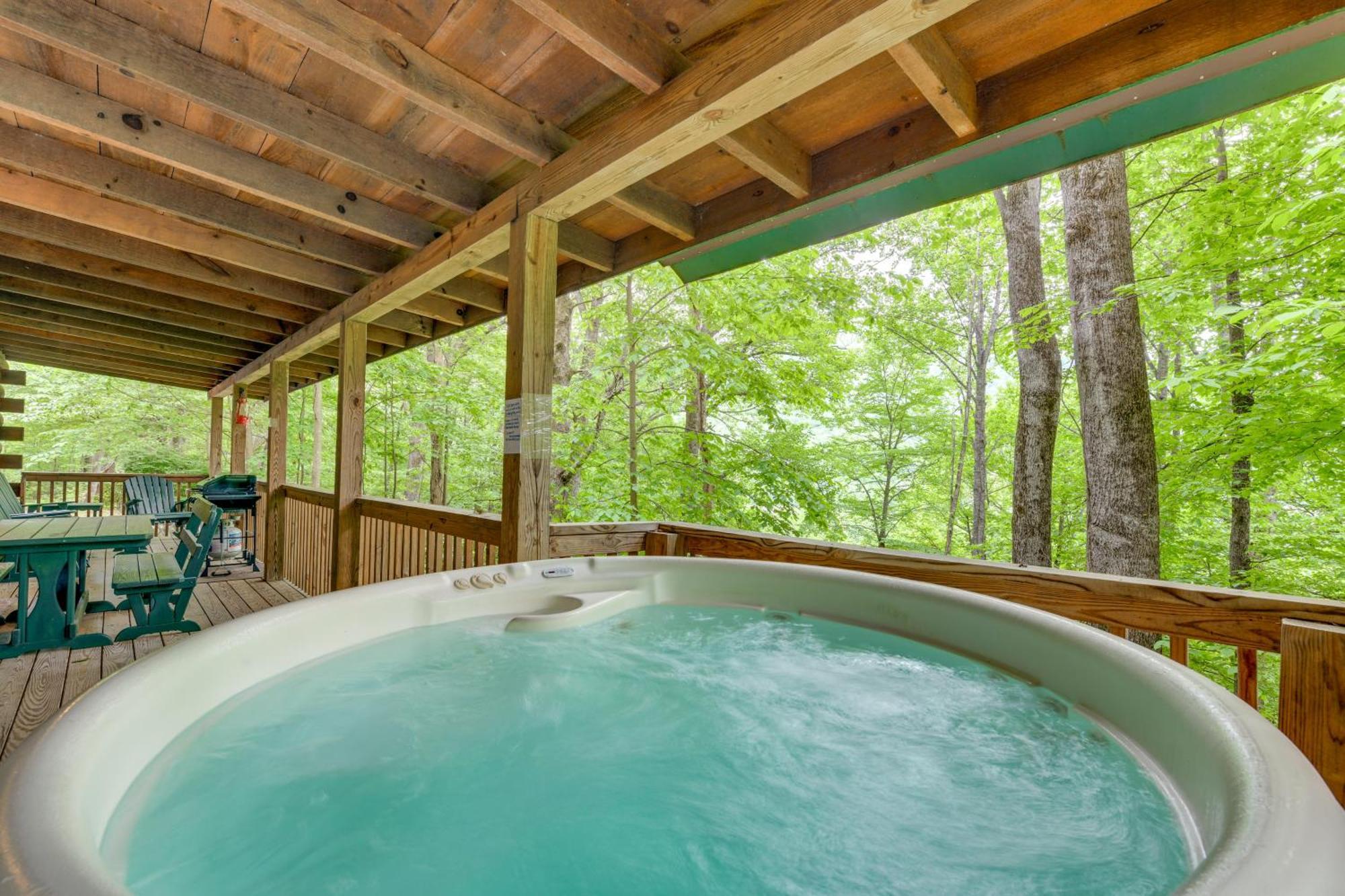 Serene Maggie Valley Retreat With Deck And Hot Tub! Экстерьер фото