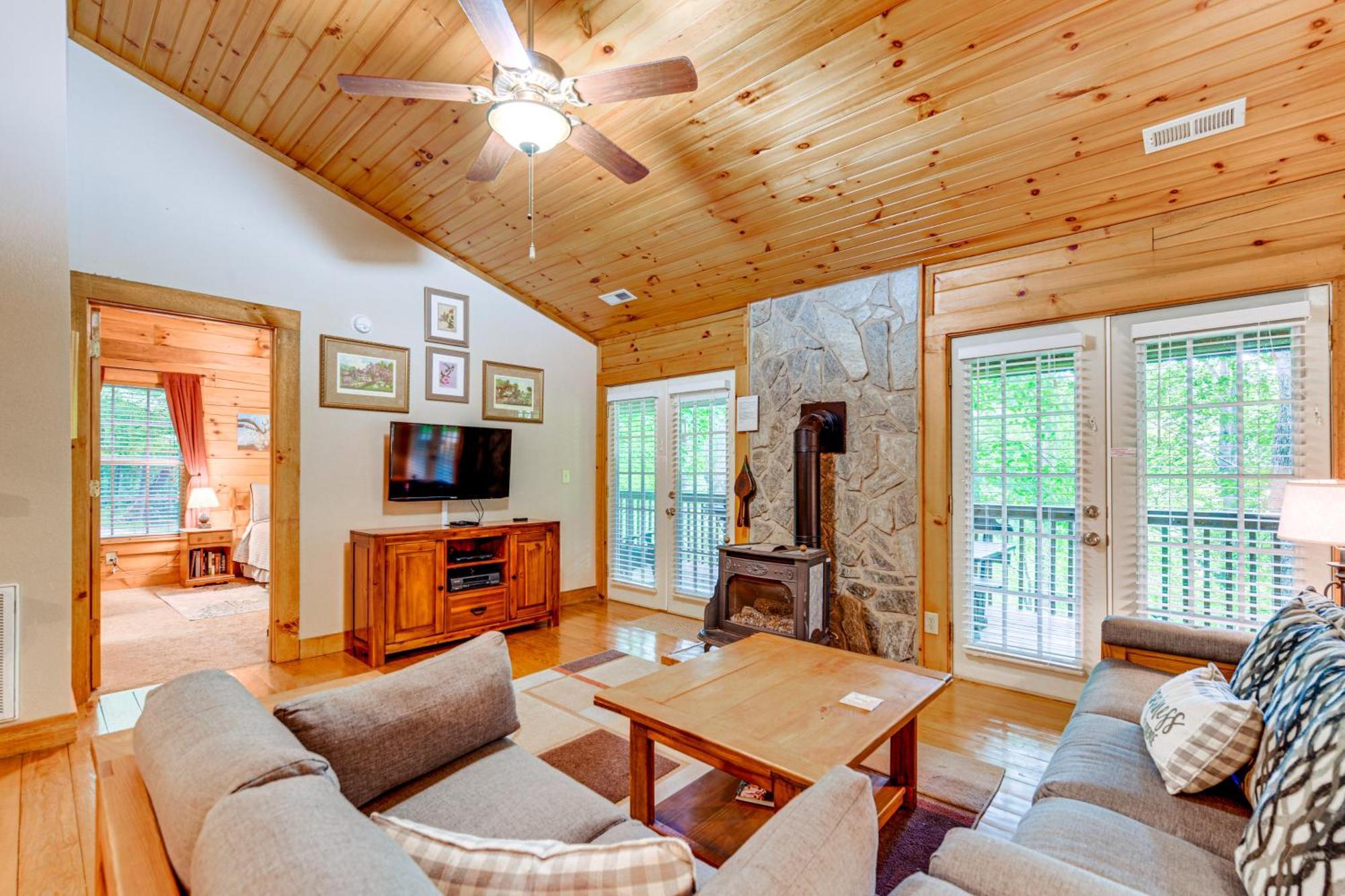 Serene Maggie Valley Retreat With Deck And Hot Tub! Экстерьер фото