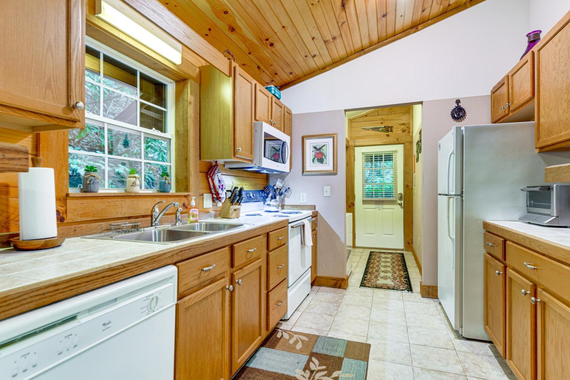 Serene Maggie Valley Retreat With Deck And Hot Tub! Экстерьер фото