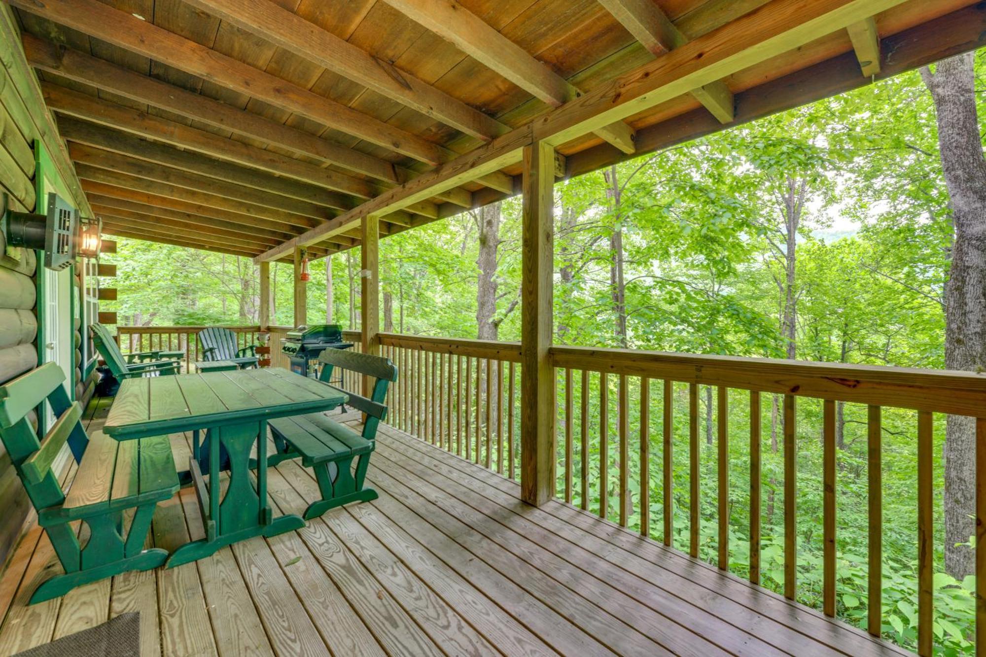 Serene Maggie Valley Retreat With Deck And Hot Tub! Экстерьер фото