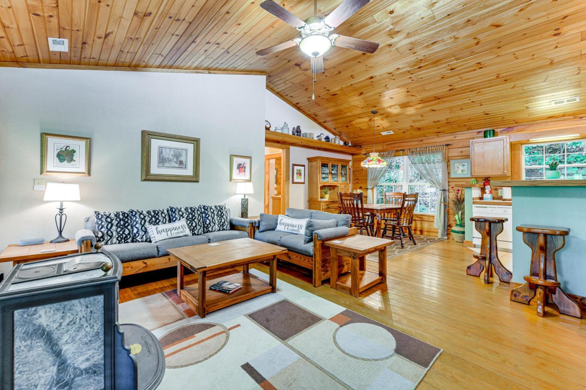 Serene Maggie Valley Retreat With Deck And Hot Tub! Экстерьер фото
