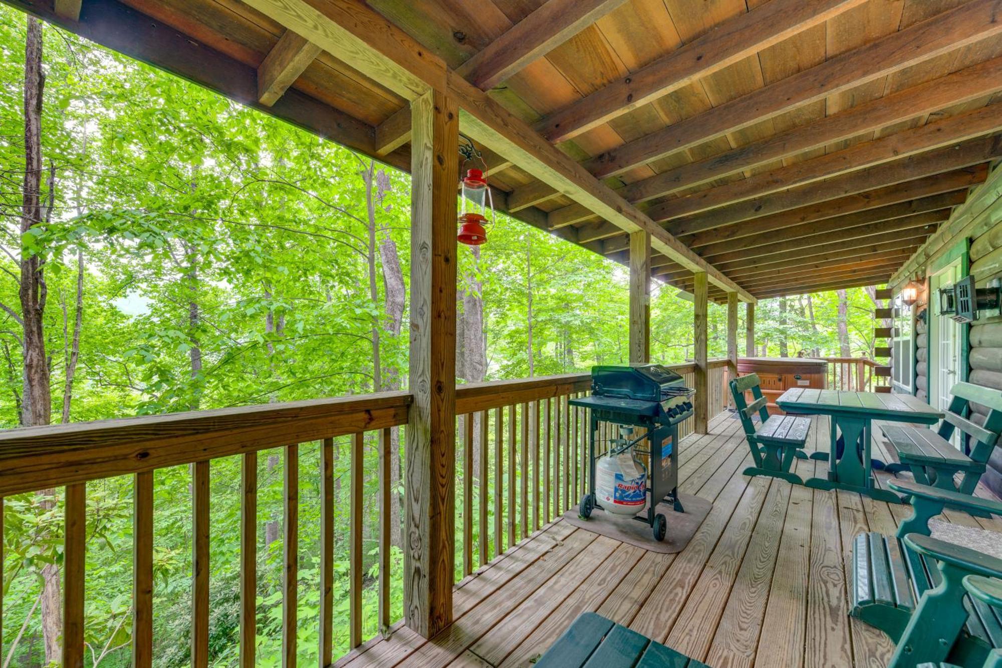 Serene Maggie Valley Retreat With Deck And Hot Tub! Экстерьер фото