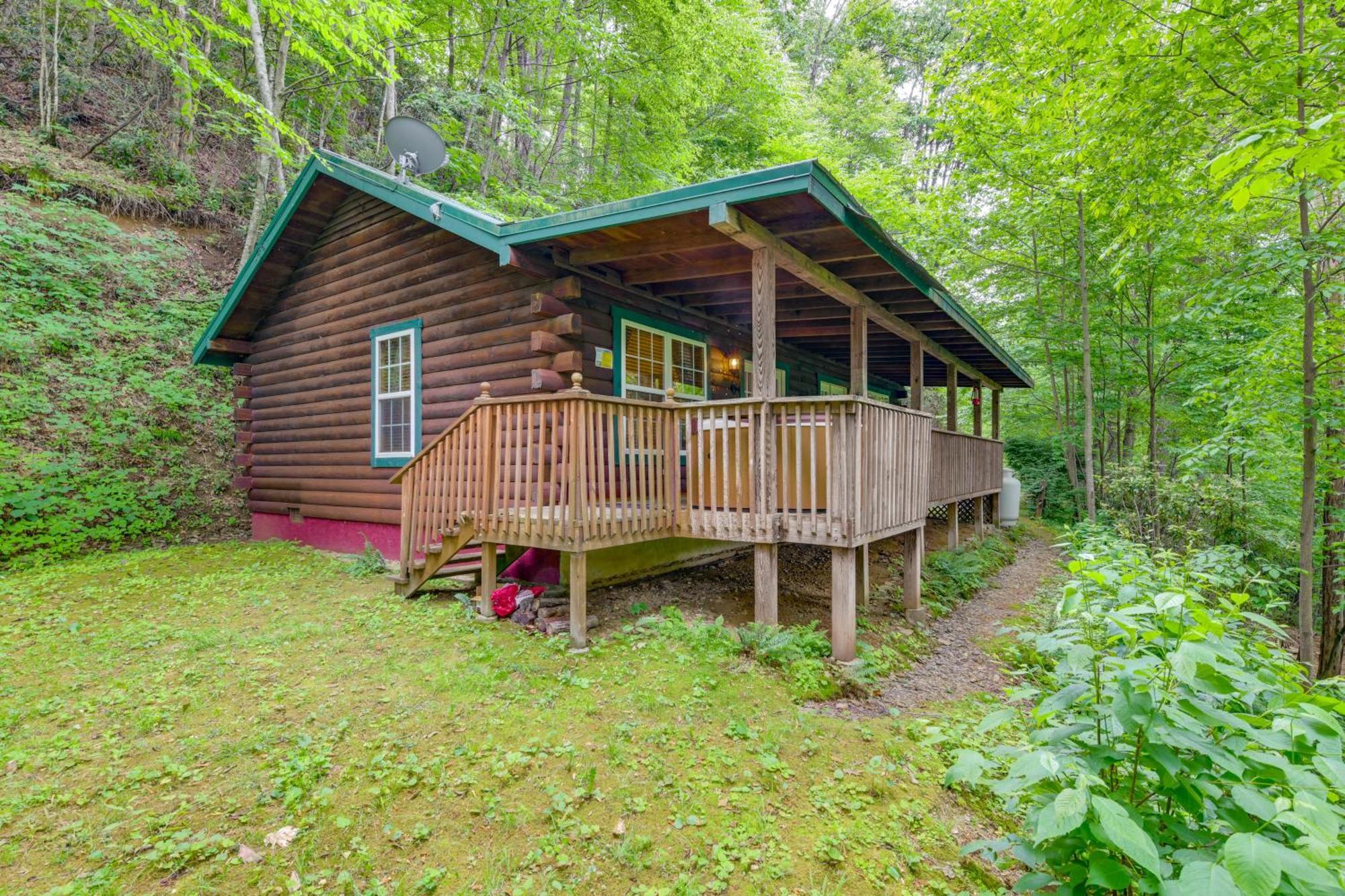 Serene Maggie Valley Retreat With Deck And Hot Tub! Экстерьер фото